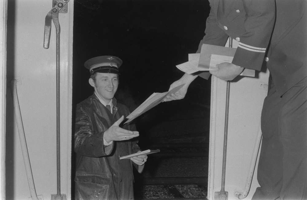 På Nordlandsbanen.Ekspeditør Dagfinn Grønmo overleverer post på stasjonen.