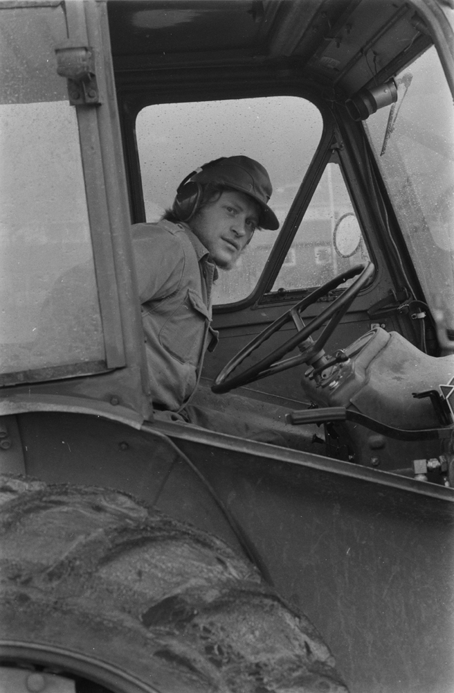 Soldat ved IR 14 i Mosjøen, Einar Kristiansen fra Tromsø, sittende i traktor.