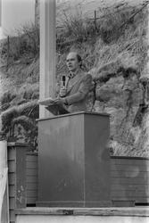 Mann som holder tale i parken i Sandnessjøen på 1.Mai.