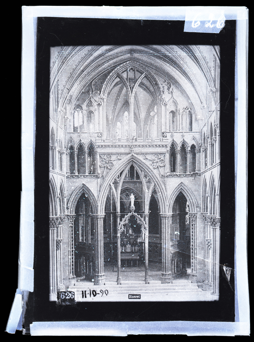 Korbuen og oktogonen i Nidarosdomen etter restaurering. Gotisk arkitektur. Høyalteret synes så vidt inne i oktogonen. Paul Bøes Kristus-statue plassert i korbuen.
