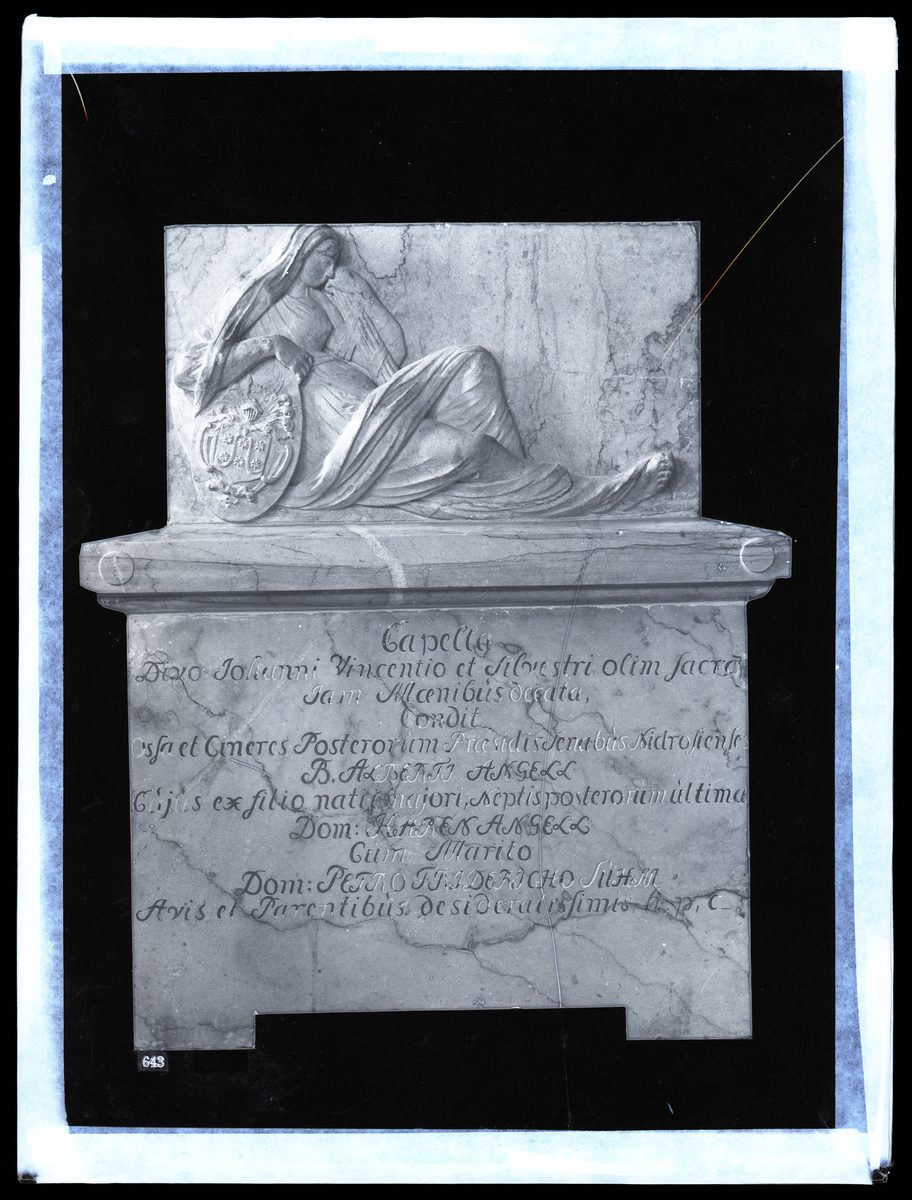 Marmormonument fra Nidarosdomen. Minnemonument for Angellfamilien. En sørgende kvinne i romersk drakt som lener seg mot Angell-familiens våpenskjold.