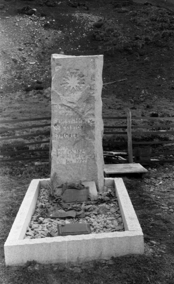 Den engelske oppdagelsesreisende Ernest Henry Shackletons grav i Grytevika. Suderøy på vei til fangstfeltet.