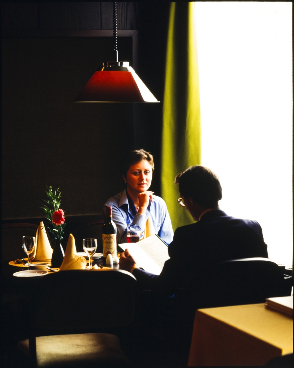 En kvinne og en mann studerer menyen på spisestedet "Tracteuren" på Hotell Saga i Haugesund.