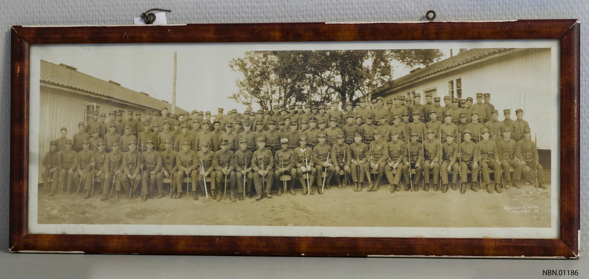 Soldater på madlamoen som er inne til rekruttjeneste i 1923. På bildet er peder Håstø (merka med x). Fotograf: Espedal-Kjølvik, Stavanger