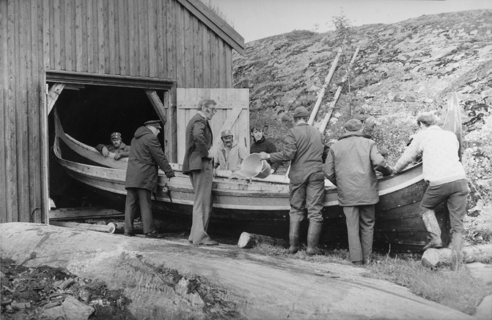 Båten blir satt inn  i storbåtnaustet på Reines for å vise kommende slekter om tider som engang var.. Leirfjords første museumsavdeling.