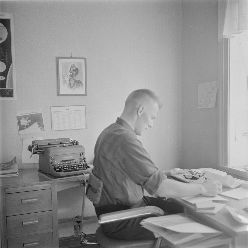Mann som sitter på kontor, skriver på skrivemaskin.
Helgeland Arbeiderblads lokaler.