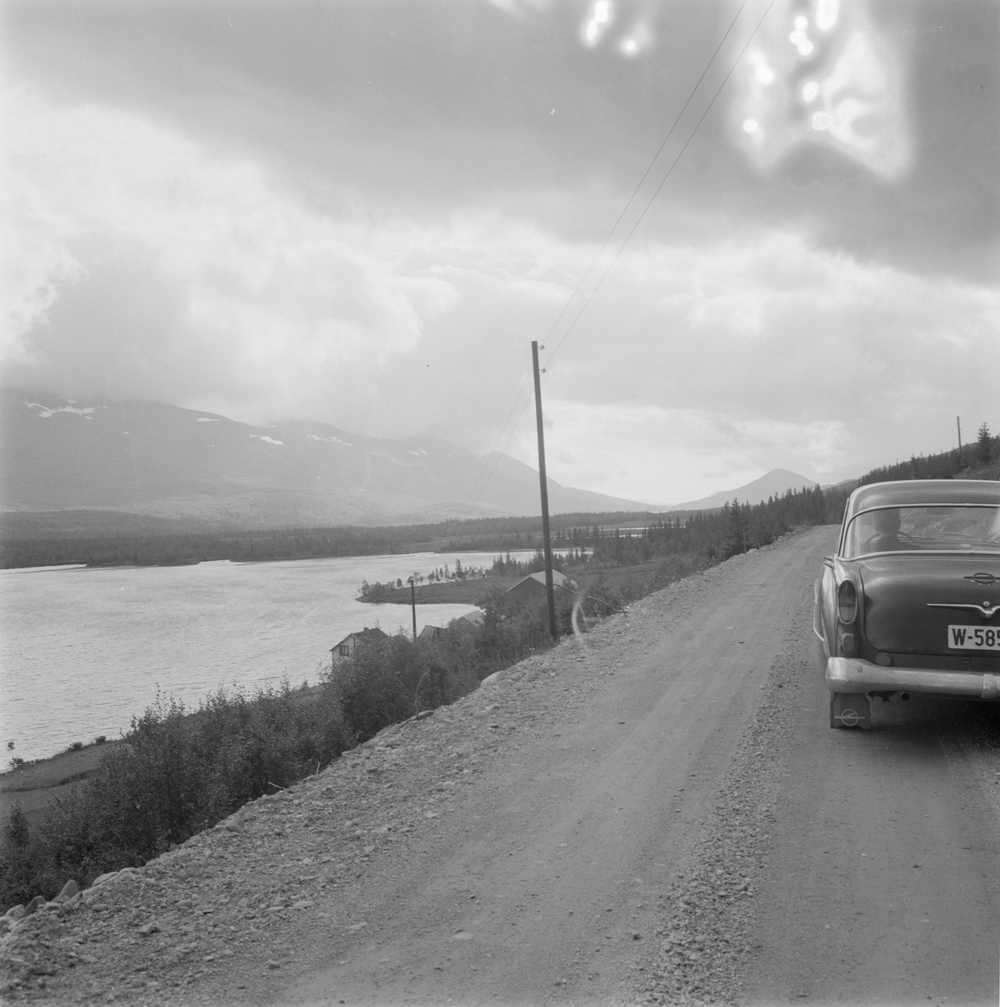 Tøymskarlia i Fiplingdalen (antatt). Bilen er en Opel Kaptein (Kapitän) 1956-57.