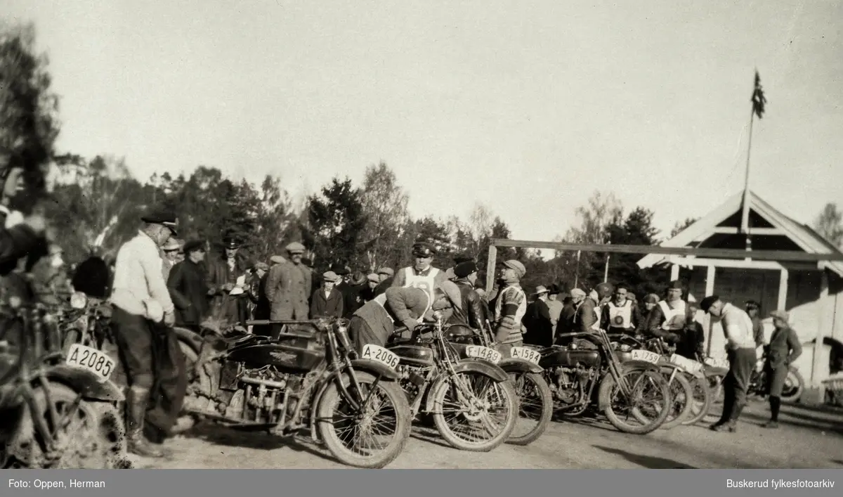 Motorsykkel race  på Benterud stadion i Hønefoss. 1924
Deltagerne