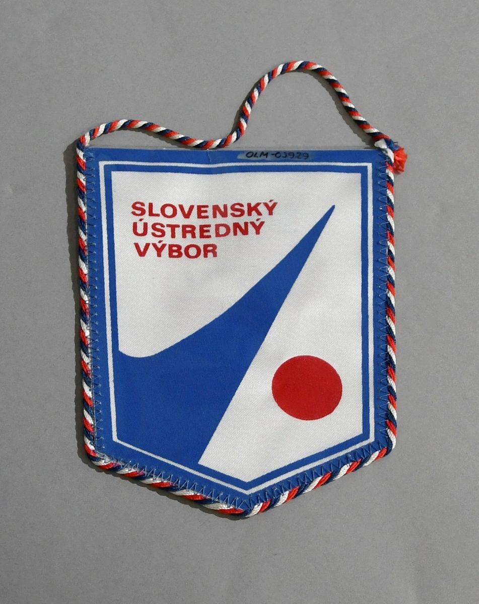 Skjoldformet vimpel fra Tsjekkoslovakia, med bånd i rødt, hvitt og blått rundt kanten, og det tsjekkiske flagget med tekst.