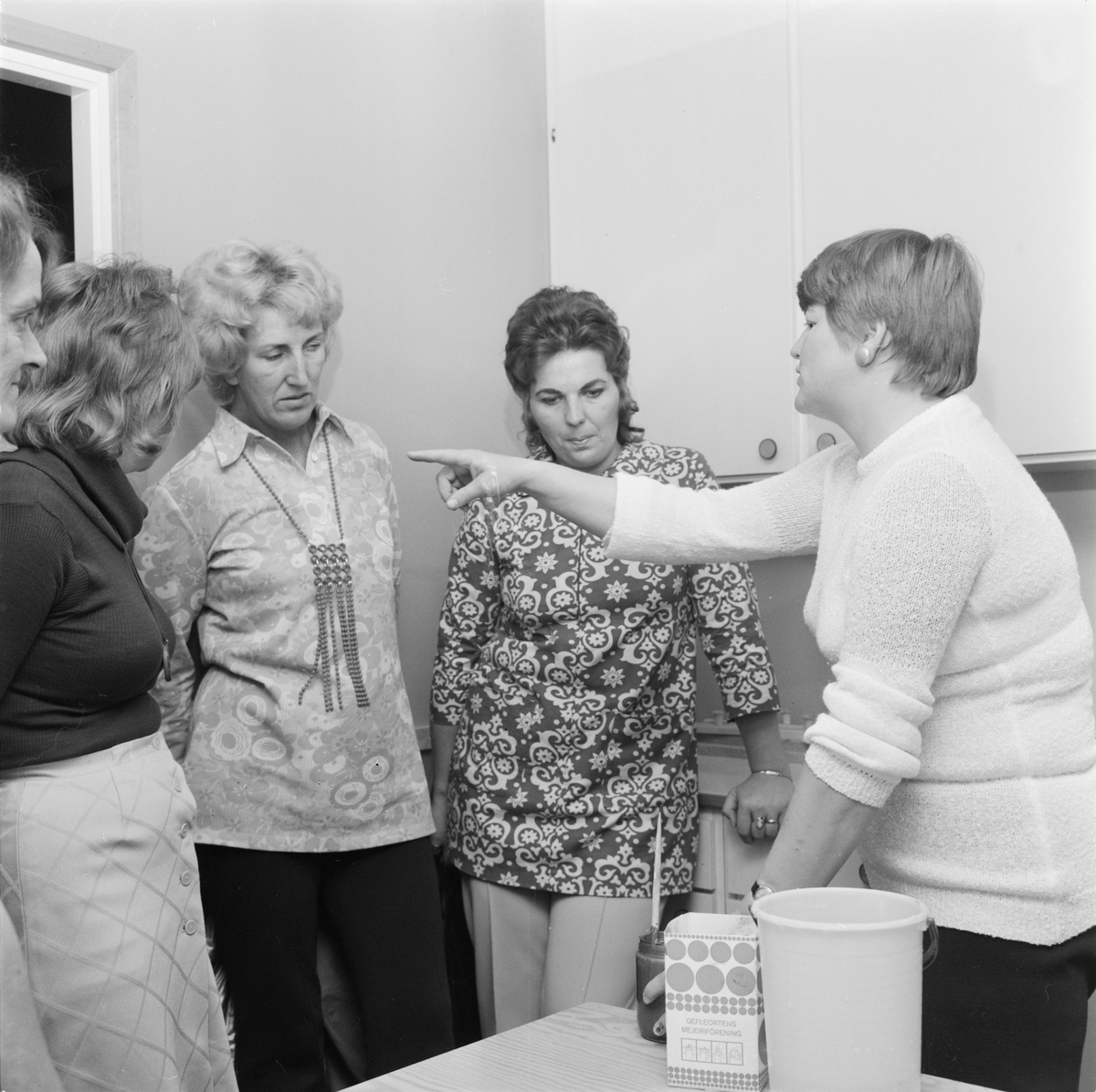 Daghemskväll med kvinnoklubb, Tierp, Uppland, september 1971