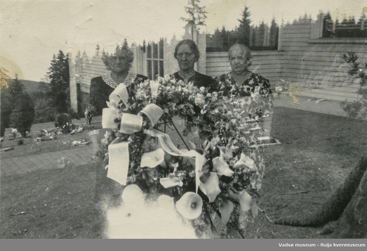 Søsknene Hilja, Alfa og Emma (f.Niska) fra Vadsø emigrerte til USA som unge på rundt 1900 tallet og giftet seg alle der. Her er bilde på deres eldre dager. Dobbelteksponering.