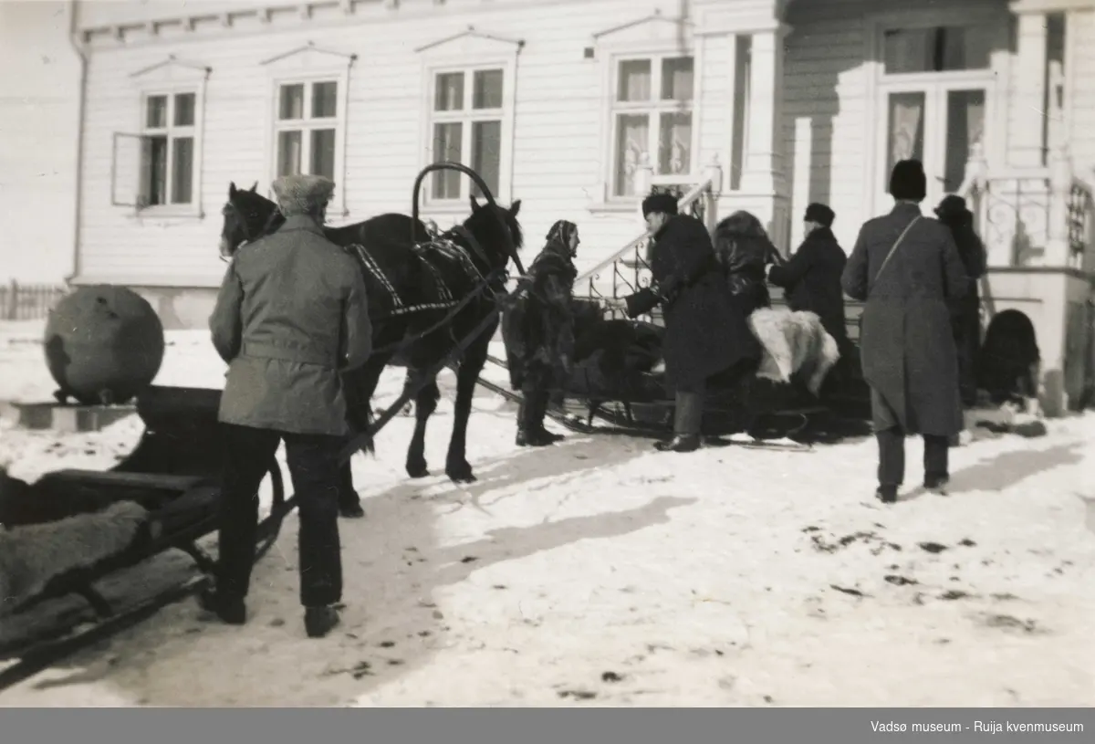 Hester og sleder og folk foran  Amtmannsgården i Vadsø under Kronprinsparets besøk i Vadsø i 1934.