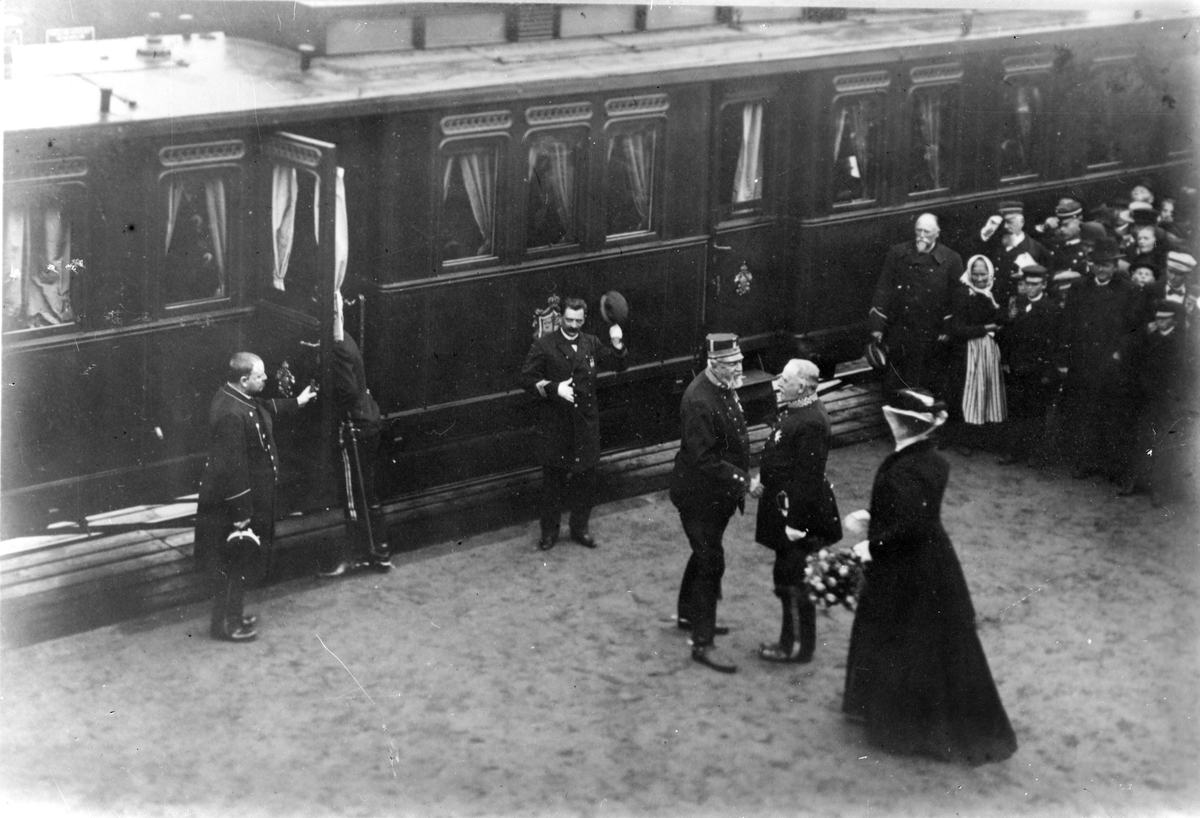 Kungligt besök på stationen. Kung Oscar II stiger av extratåg kl 8.30 för att inta frukost på stationen. Landshövding Nordenfalk med fru tar emot