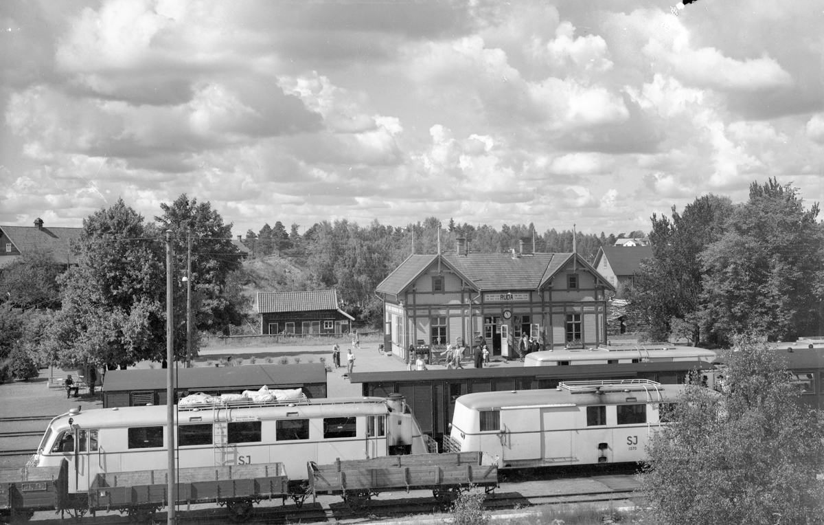 Järnvägsstationen i Ruda. Statens Järnvägar, SJ Yo1p och SJ UCFo3p.  Släpvagnen har nummer 1570 och levererades i oktober 1944. Rälsbussen har gengasaggregat. Alltså är bilden tagen ca 1945.