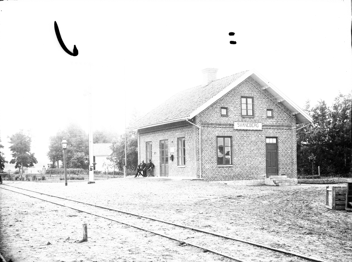 Hållplats anlagd 1889. Stationshus i en våning i tegel. Moderniserad 1940.