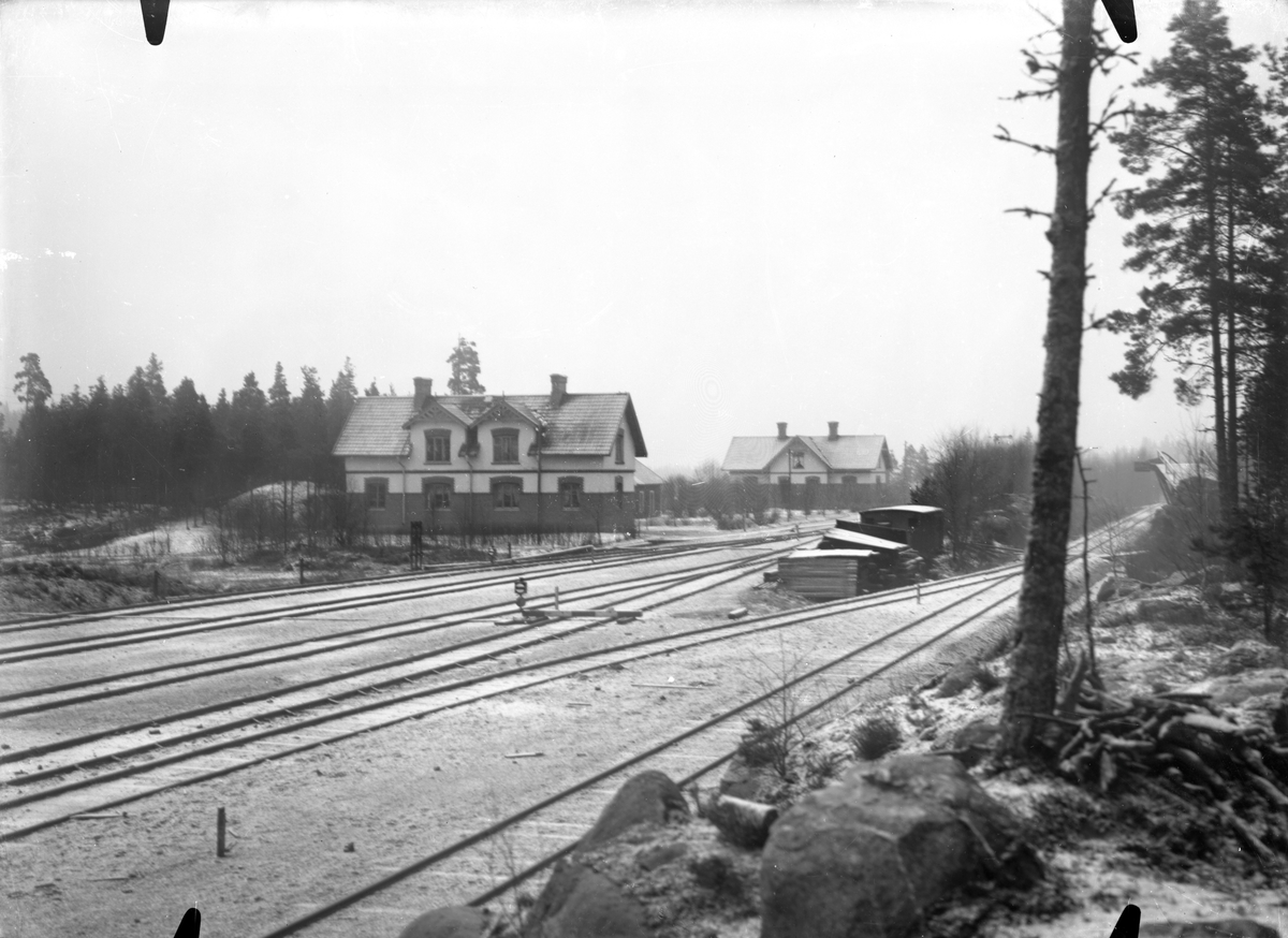 Huset närmast till vänster är bostadshus 9A och banvaktstuga Krampen syns längre bort.
Stationen uppfördes 1899. 1946 grundlig renovering.