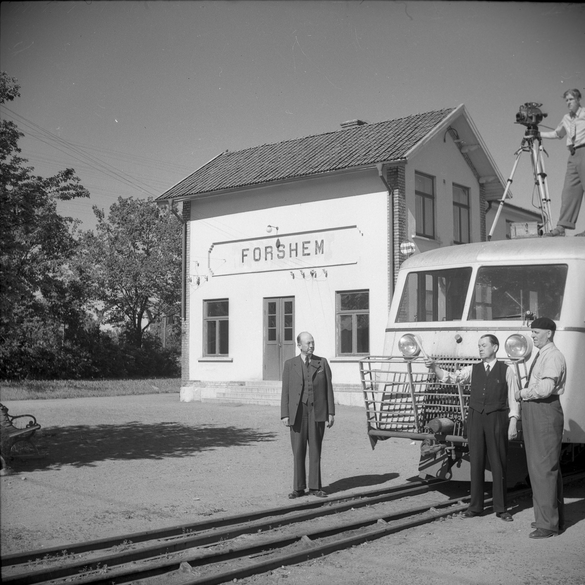 Filminspelning av SJ vid Forshem järnvägsstation i samband med förstatligandet av linjen. På spåret syns en motorvagn från Hilding Carlsson.