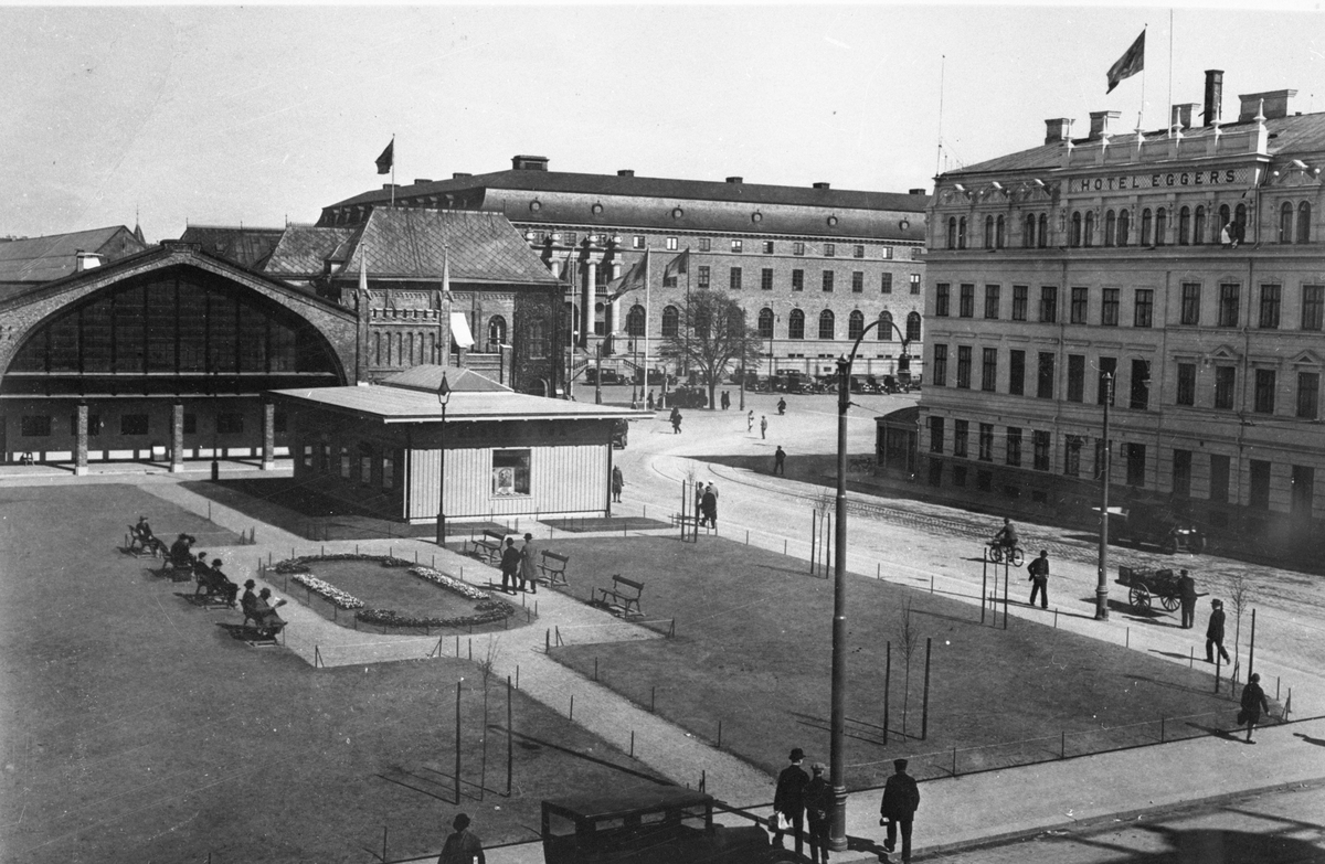 Göteborgs Centralstation.
Den låga byggnaden framför stationen inrymde SJ Resebyrå åren 1930-1951