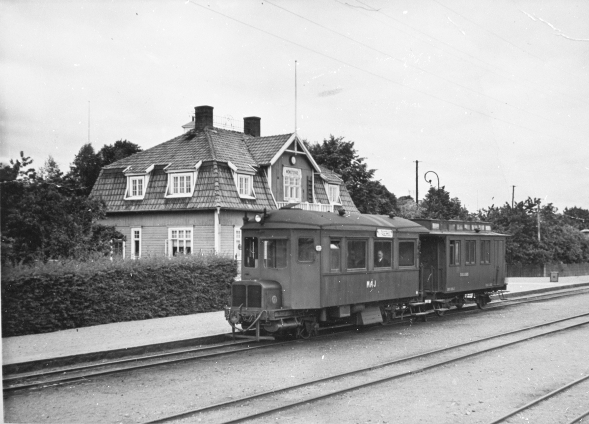 MÅJ 10 Motorvagn CF Personvagn 3 Klass. Vid Mönsterås Station.