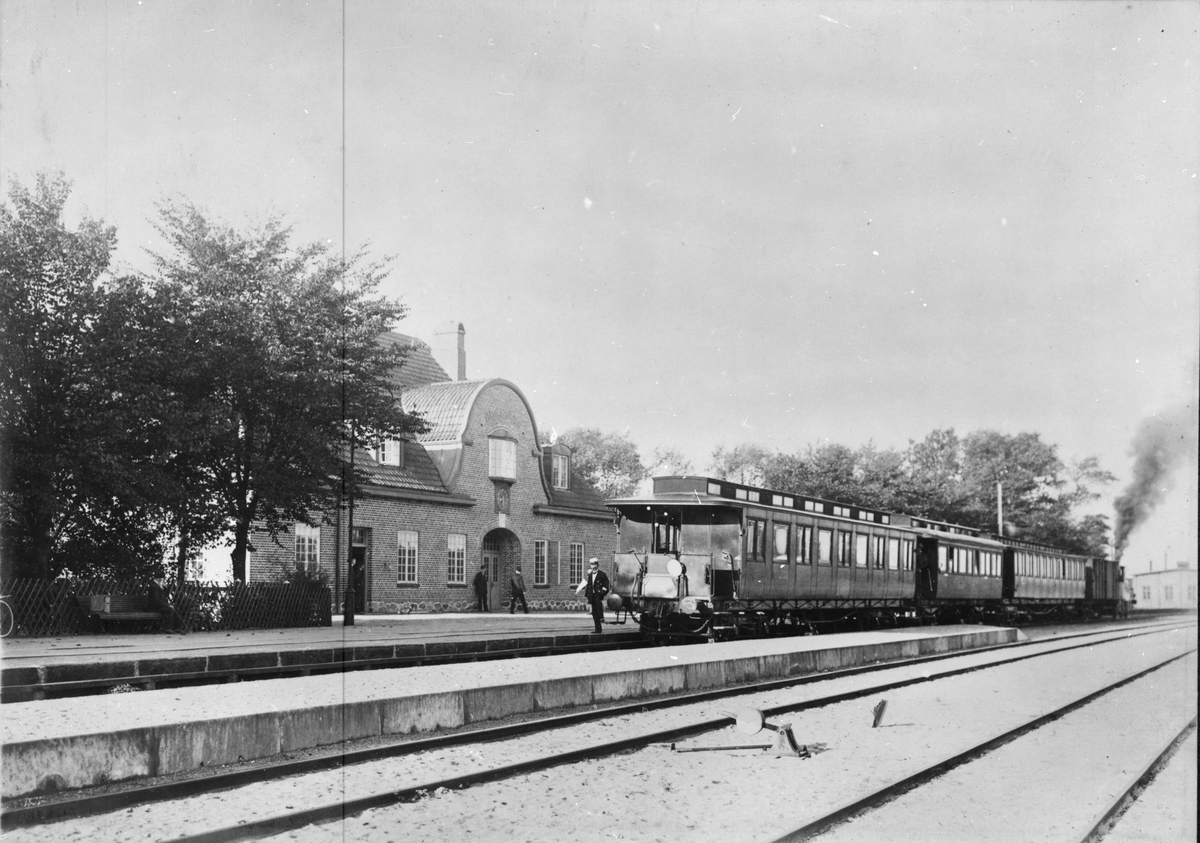 Stationen tillkom 1886 som den andra järnvägsstationen i Åhus. 1936 slogs Åhus hamn station och Åhus station samman under namnet Åhus.