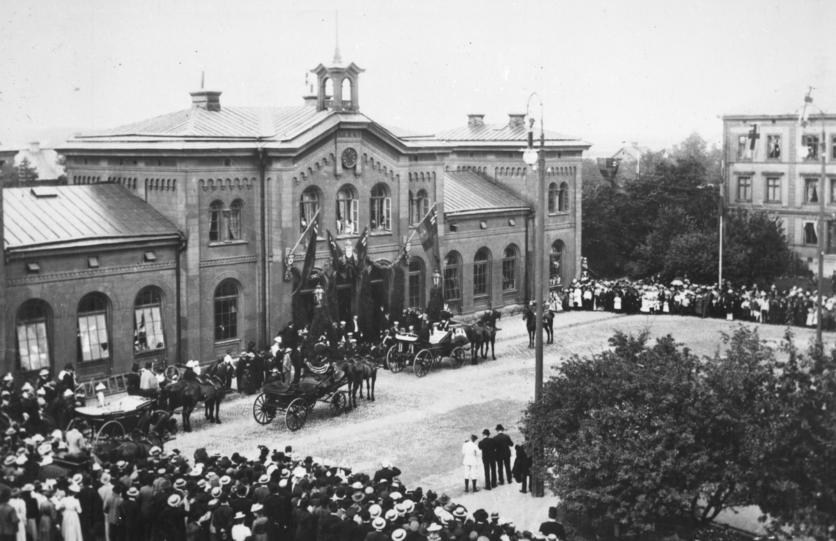 Centralstationen från gatusidan. Örebro station öppnades för allmän ...