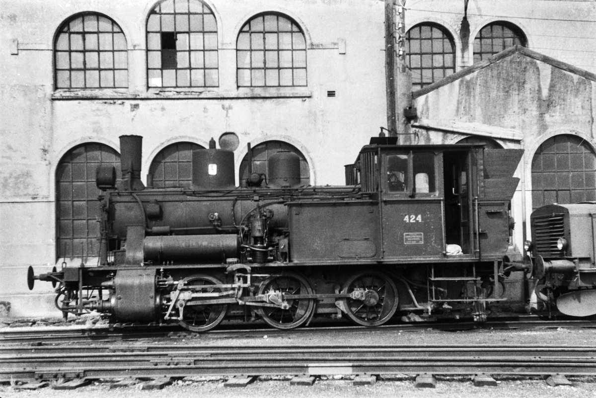 Damplokomotiv type 25d nr. 424 ved lokomotivstallen på Bergen stasjon.