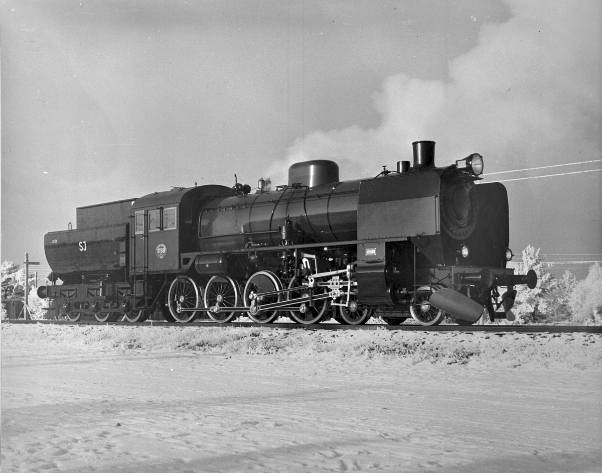 Statens Järnvägar, SJ E10 1739.  E10 är litterat på ett svenskt trecylindrigt ånglok, med rökskärmar av typ Wagner. Loket tillverkades av ASJ Falun och levererades Till SJ 1946. E10-loken var bland de sist levererade ångloken till SJ och således bland de nyaste.