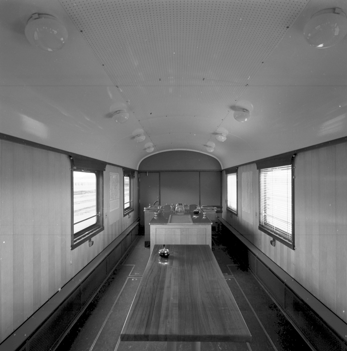 Mätvagn, ”Mauzins mätvagn”, Banverket Qie nr 984 0023. Tillverkad 1958 som SJ So4 nr 4610.
Vagnen är i slitet bruksskick som vid avställningen 1996 och obetydligt ombyggd. Det är en unik specialvagn och välbevarad arbetsmiljö vid järnvägen från slutet av 1900-talet. Vagnen har ett pentry med kylskåp, diskbänk och varmvattenberedare. Det finns även en avdelning med sovplatser. Vagnen var aldrig ombyggd trots lång användningstid. Vagnen avviker mot samtida vagnar genom tre boggier, kortare längd och orange färgsättning. Invändigt äkta känsla från Banverket och även SJ banavdelning. I gott trafikskick vid avställningen.