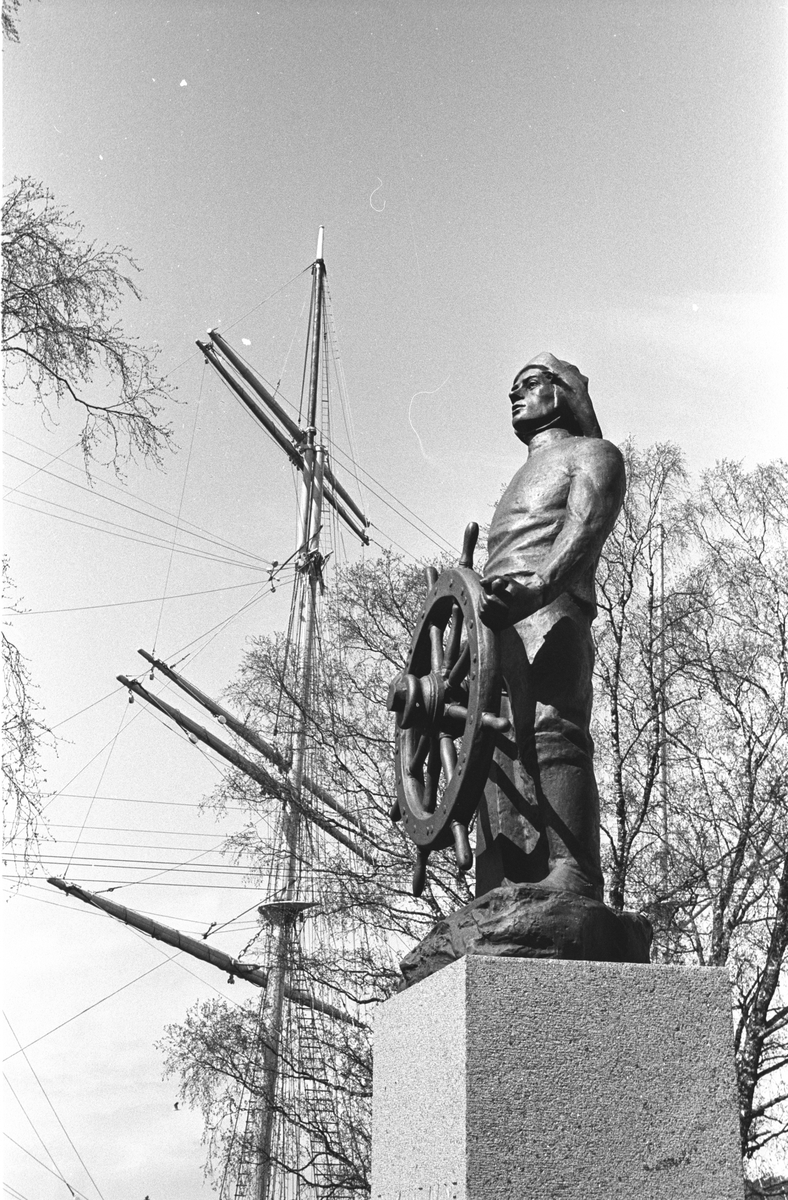 Ålandsresa. Staty av sjöman vid roder. Masten på segelfartyget Pommern, världens enda fyrmastade fraktsegelfartyg, numera Museifartyg