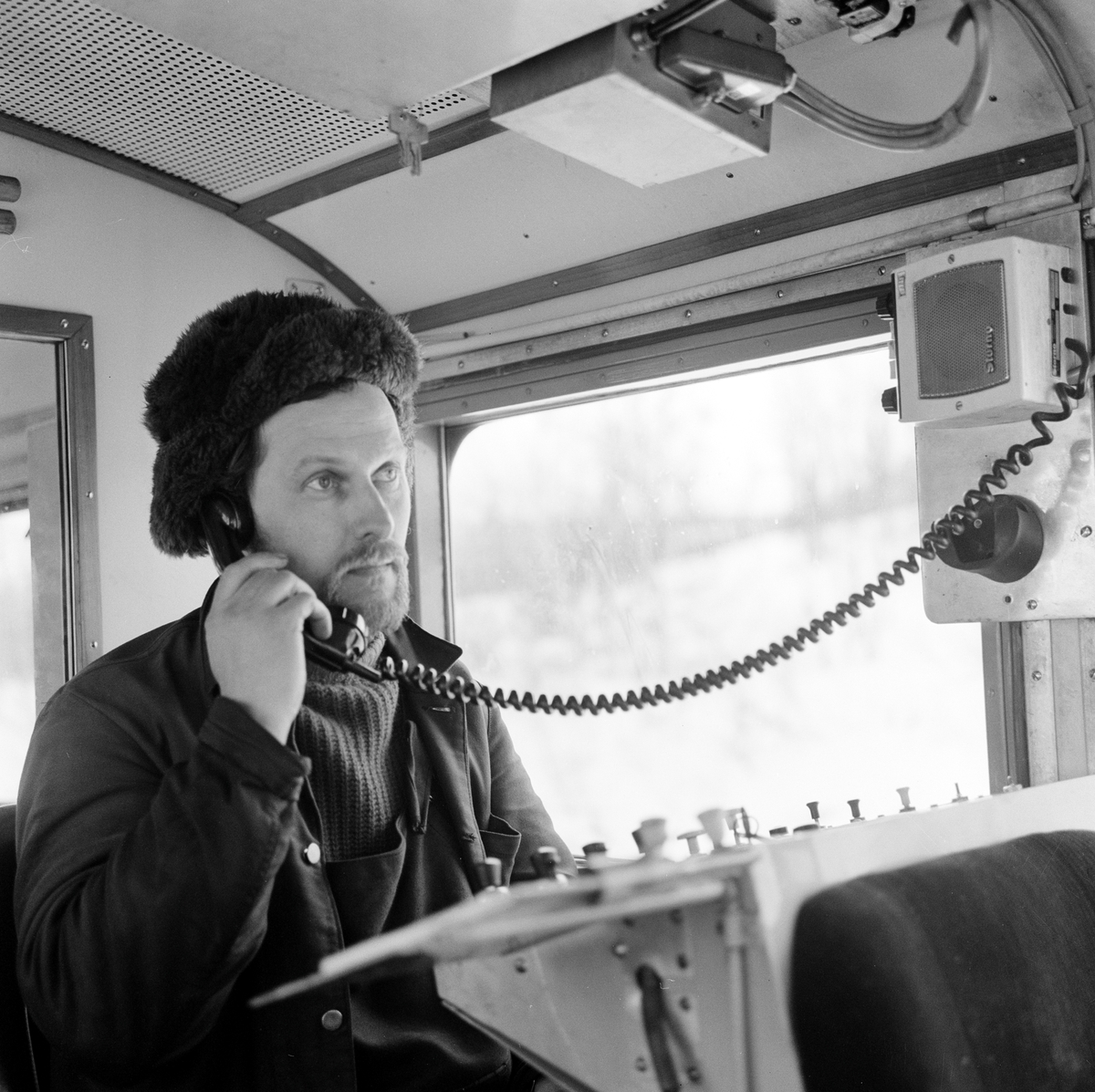 Abisko ambulansdressin, reparatör Ove Bengtsson talar i radio-telefon med fjärrblockeringen i Kiruna.