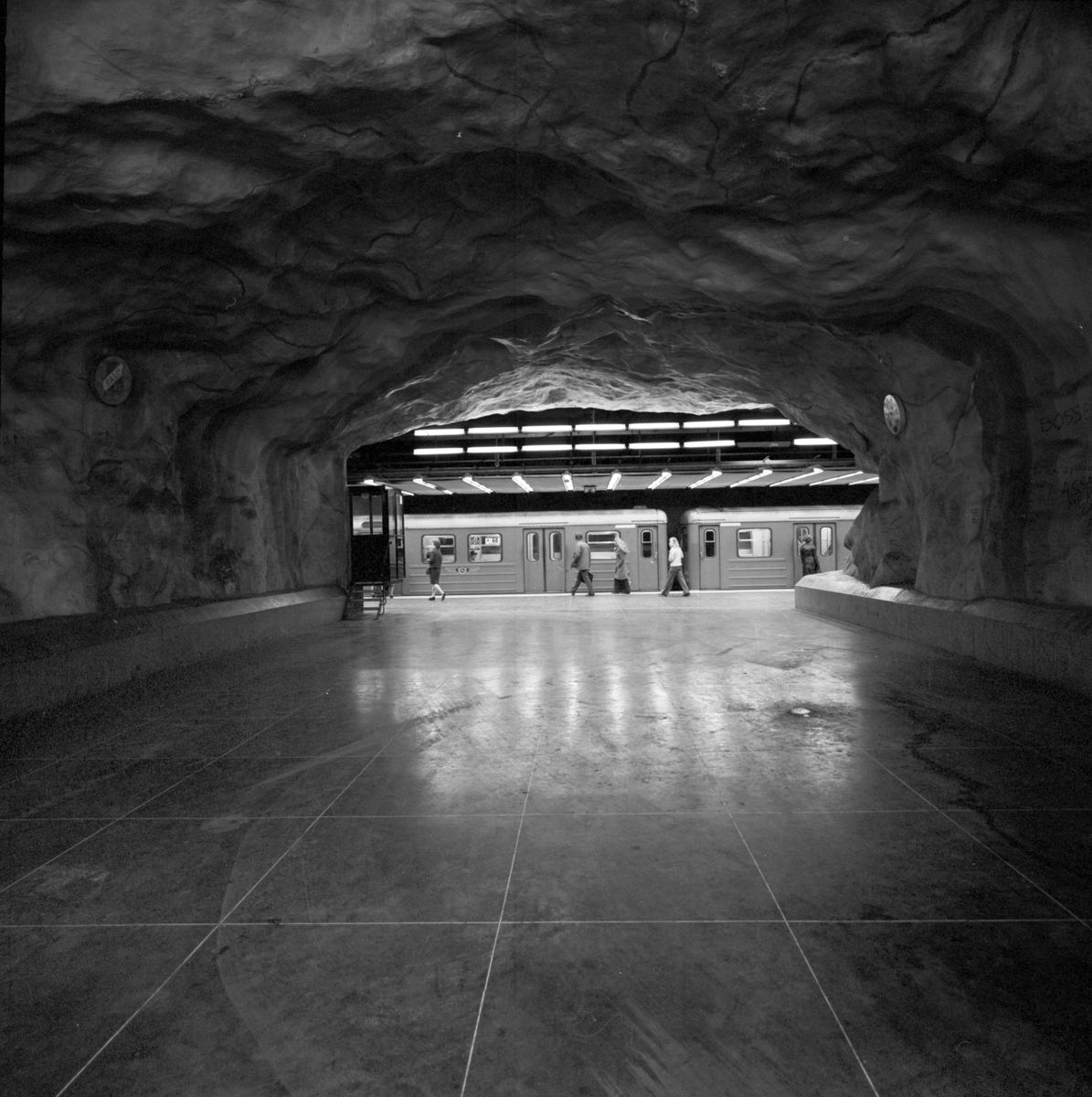 Förbindelse tunnel för gående. Stockholms T-bana.