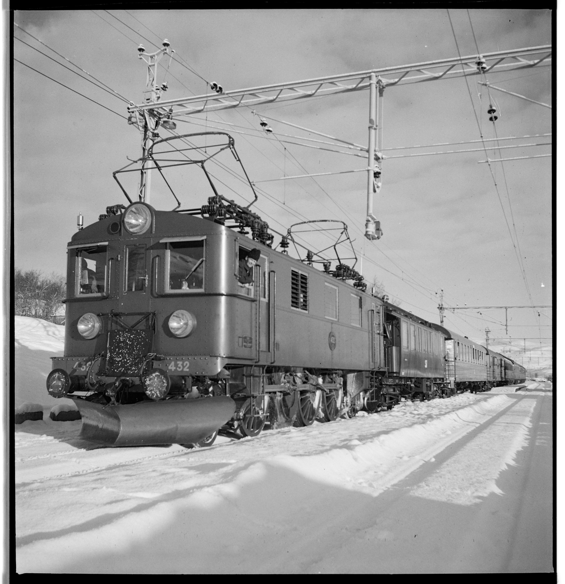 Södergående persontåg 21, draget av Statens Järnvägar, SJ Du 432.