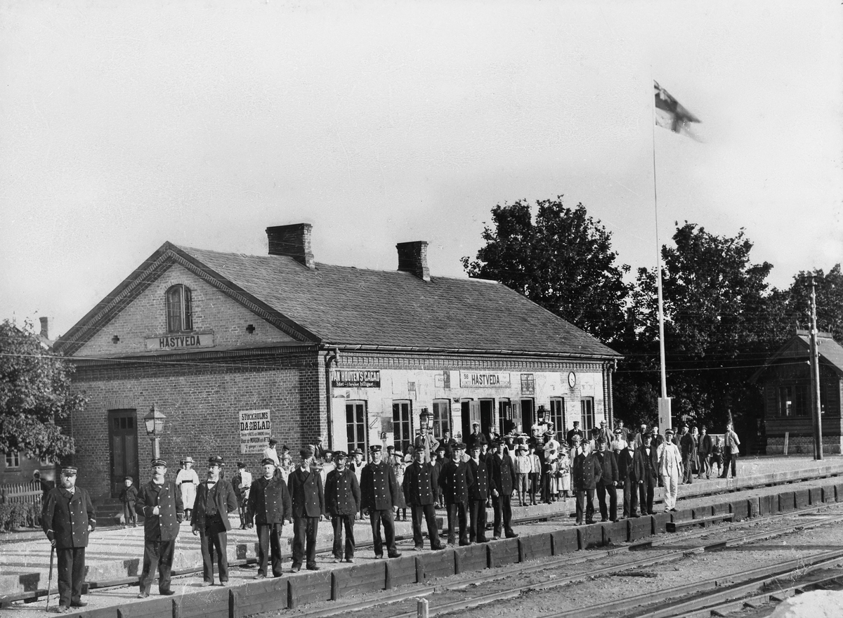 Hästveda stationshus med unionsflagga.