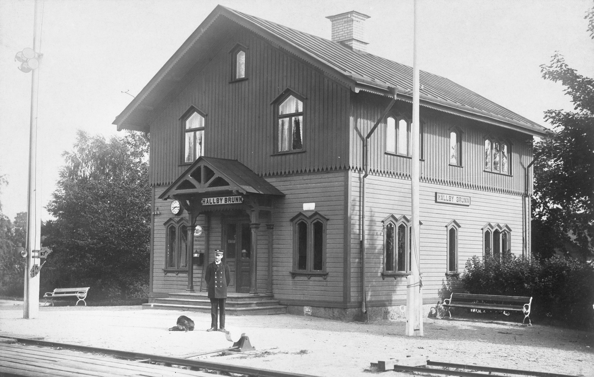 Hällbybrunn station. Mannen är sannolikt stationsmästare Carl Berg, född 1873, verksam 1895-1932