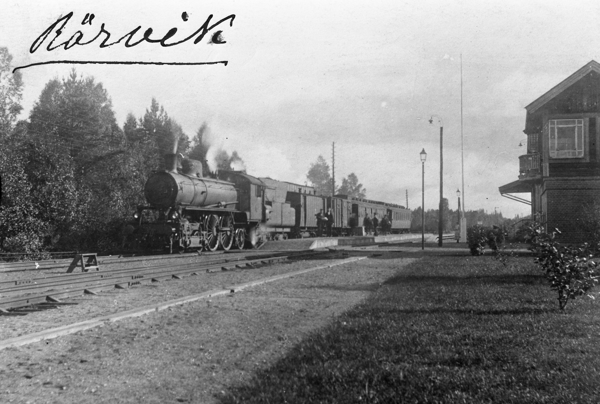 Statens Järnvägar SJ A-lok med tåg mot Nässjö. Persontåg 414 med vagnar D1, F1, Co1, BCo1 modell 1897.