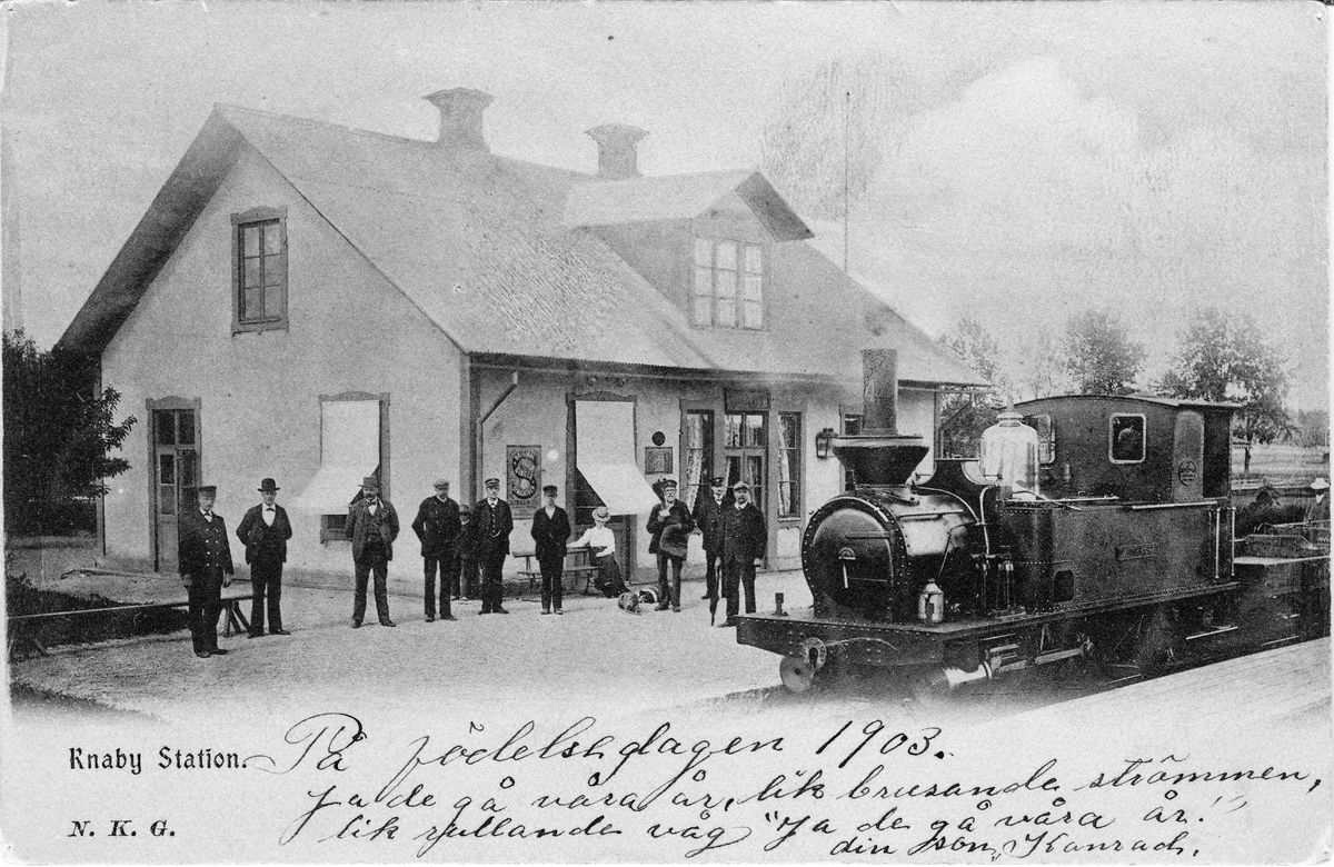 Järnvägsstation i Knaby. Stationshuset anlagd  02.1.1878 i samband med bandelens öppnande.
Smalspår 891mm.
Vid järnvägsspåret mellan Dannemora och Hallstavik