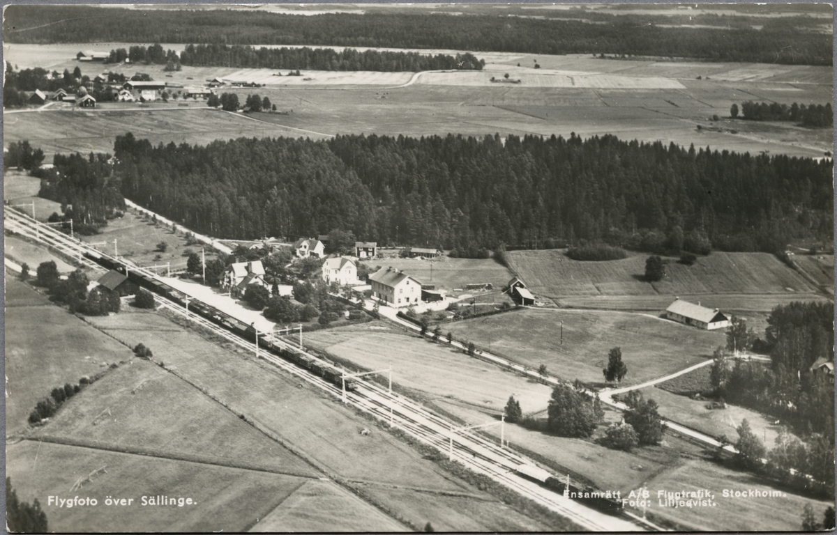 Flygfoto över Sällinge järnvägsstation med omnejd.