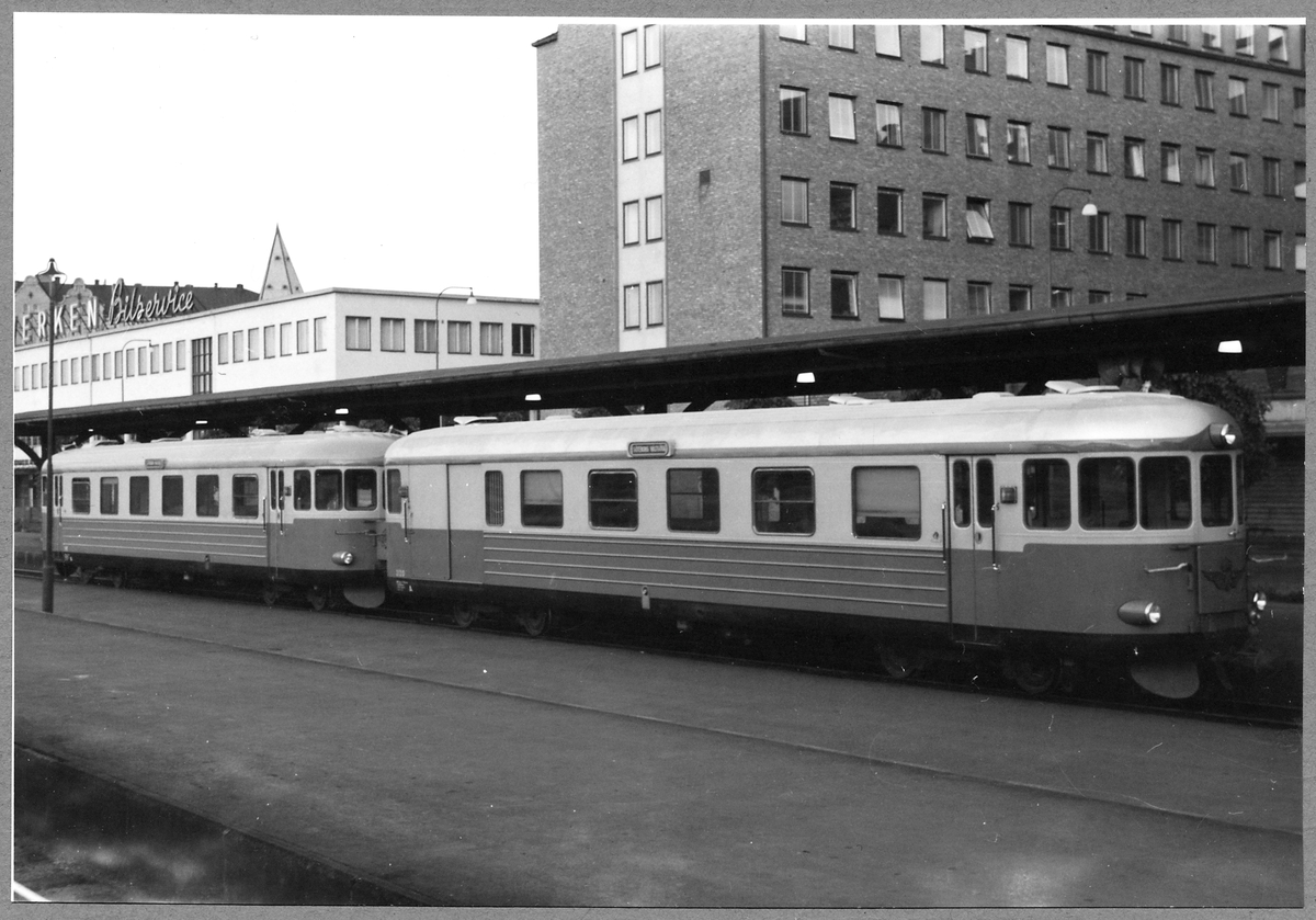 Rälsbuss Statens Järnvägar, SJ YBo5p med släpvagn SJ UBFo3yp 2120.