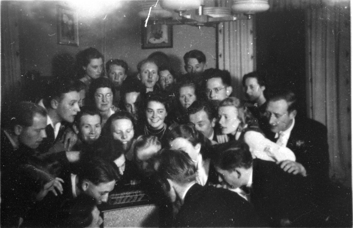 En gruppe lærerskoleelever på Nesna lytter på radio i mai 1945.