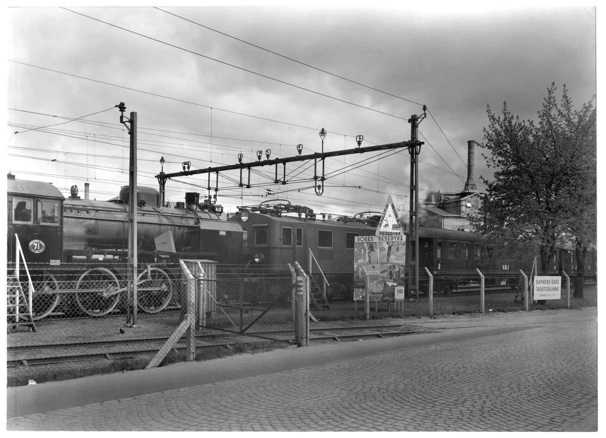 Tågutställningen Barnens dag i Borås den 19 - 21 maj 1939. Ånglok BAJ lok 71, Borås - Alvesta Järnväg. GBJ personvagn, Göteborg - Borås Järnväg.