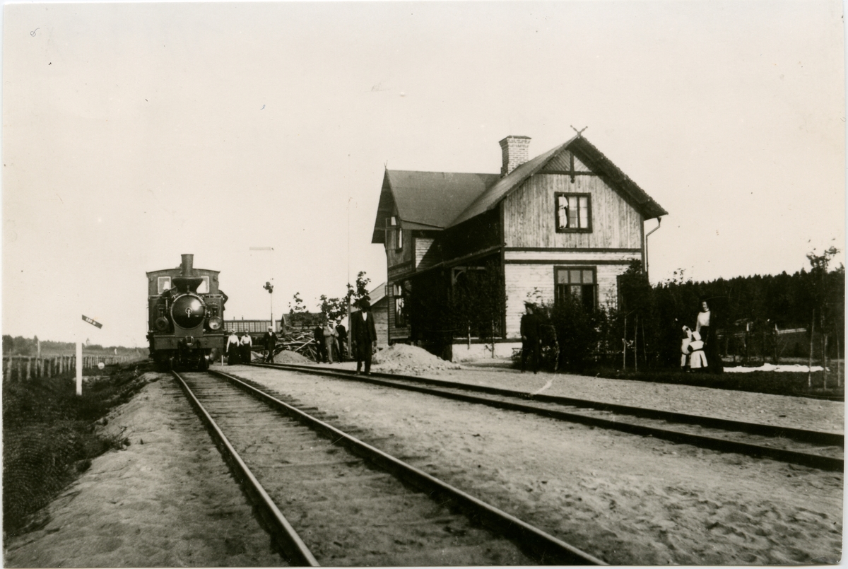 NHJ , Norra Hälsinglands Järnvägs lok
Öppnad 13/12 1896. Bispår till Yttre hamnen (O). En- och en halv vånings stationshus i trä .
