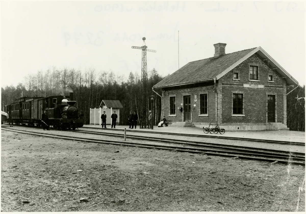 LSSJ 7 "Liden" 
Station anlagd 1899. Envånings station m gavel mot banan