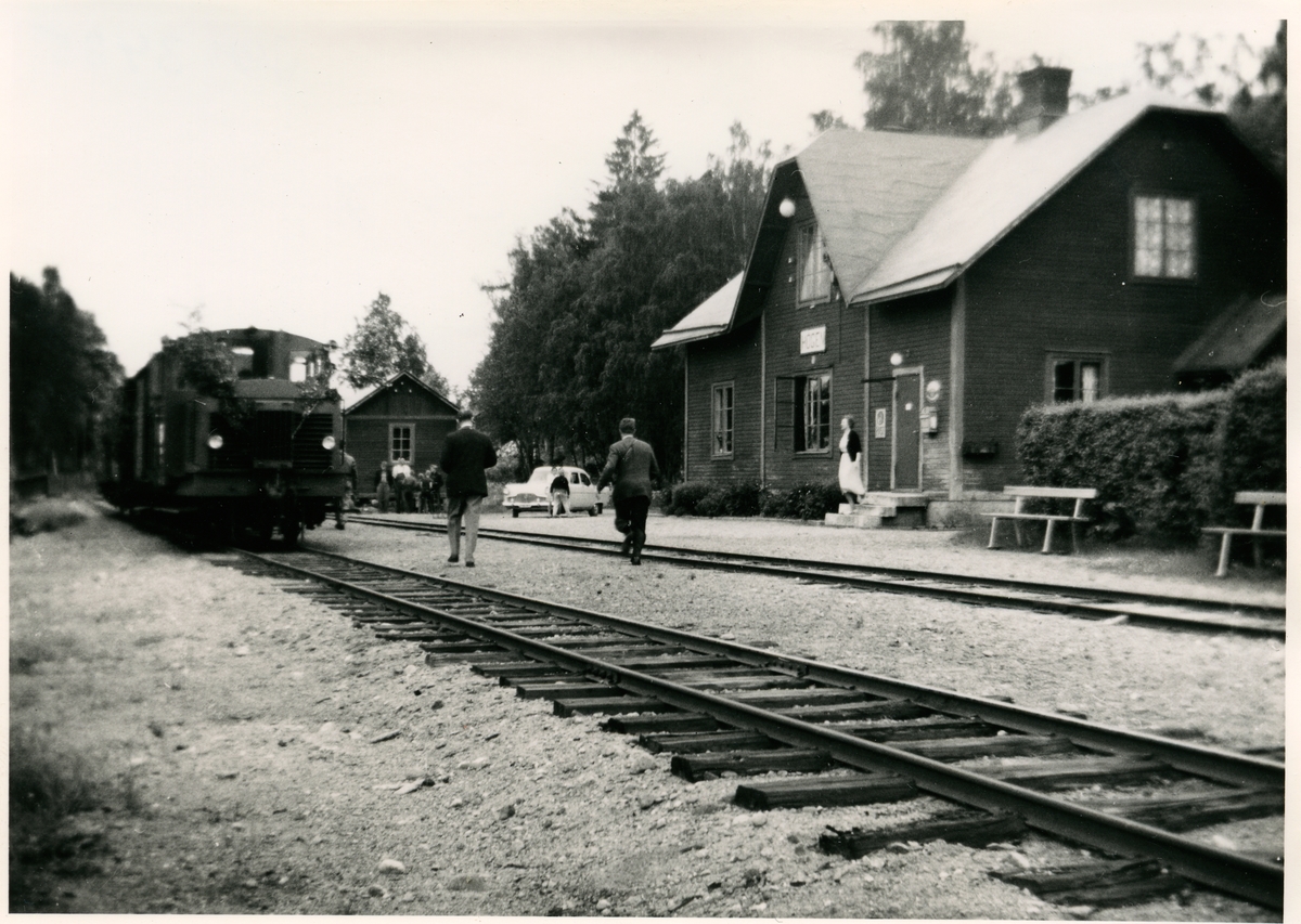 Hållplats anlagd 1895. En- och en halvvånings stationshus i trä, tillbyggt 1918.