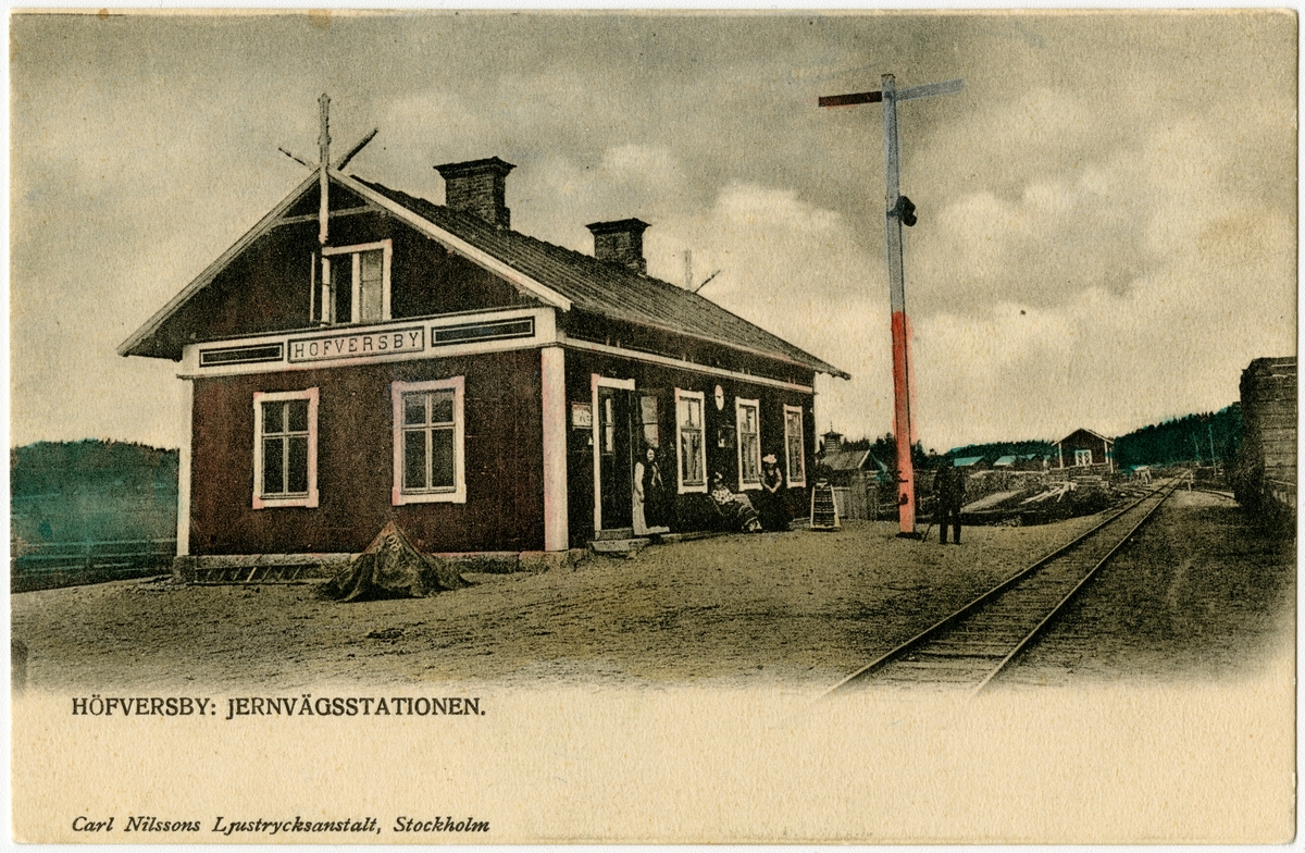 Höfversby Järnvägsstation. Kolorerat vykort från Carl Nilssons Ljustrycksanstalt, Stockholm. 
På baksidan texten Brefkort. Denna sida användes endast för adresseringen.