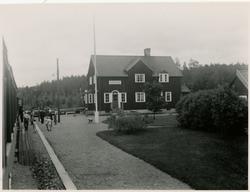 Håll- och lastplats anlagd 1898. Bispår till Vimo ångsågs br