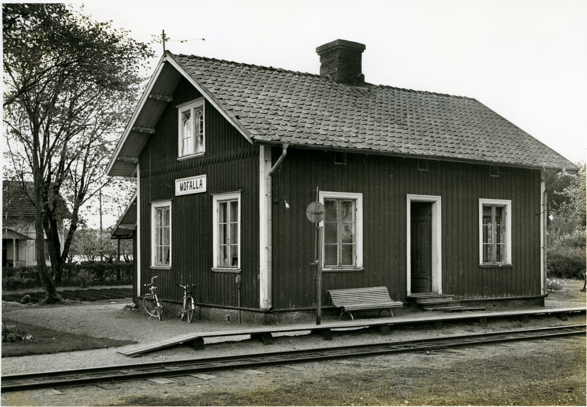Hållplats anlagd 1874. Envånings stationshus i trä .
HSJ, Hjo - Stentorps Järnväg.