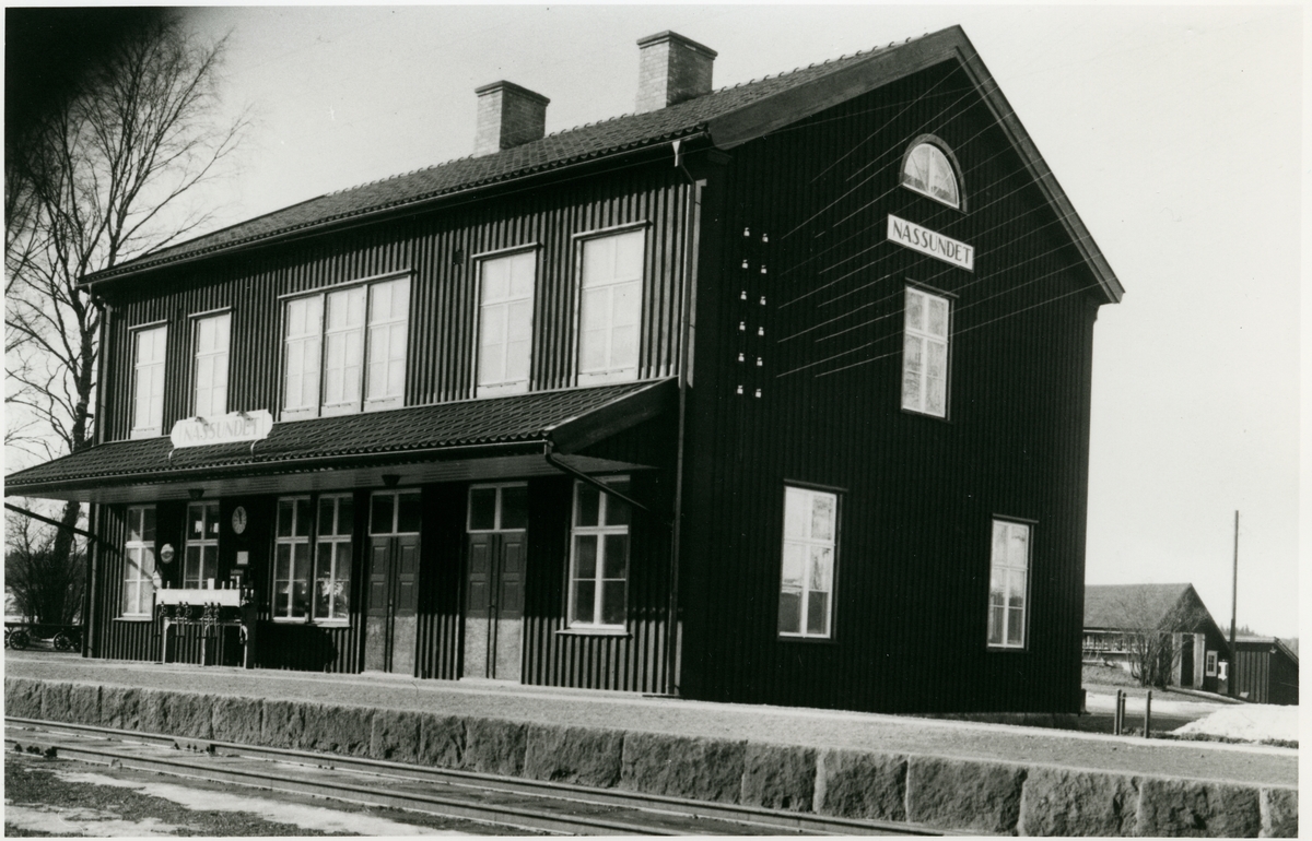 Station öppnad 1873. Stationshuset efter ombyggnaden. Mekanisk växelförregling. Nedlagd 1989.