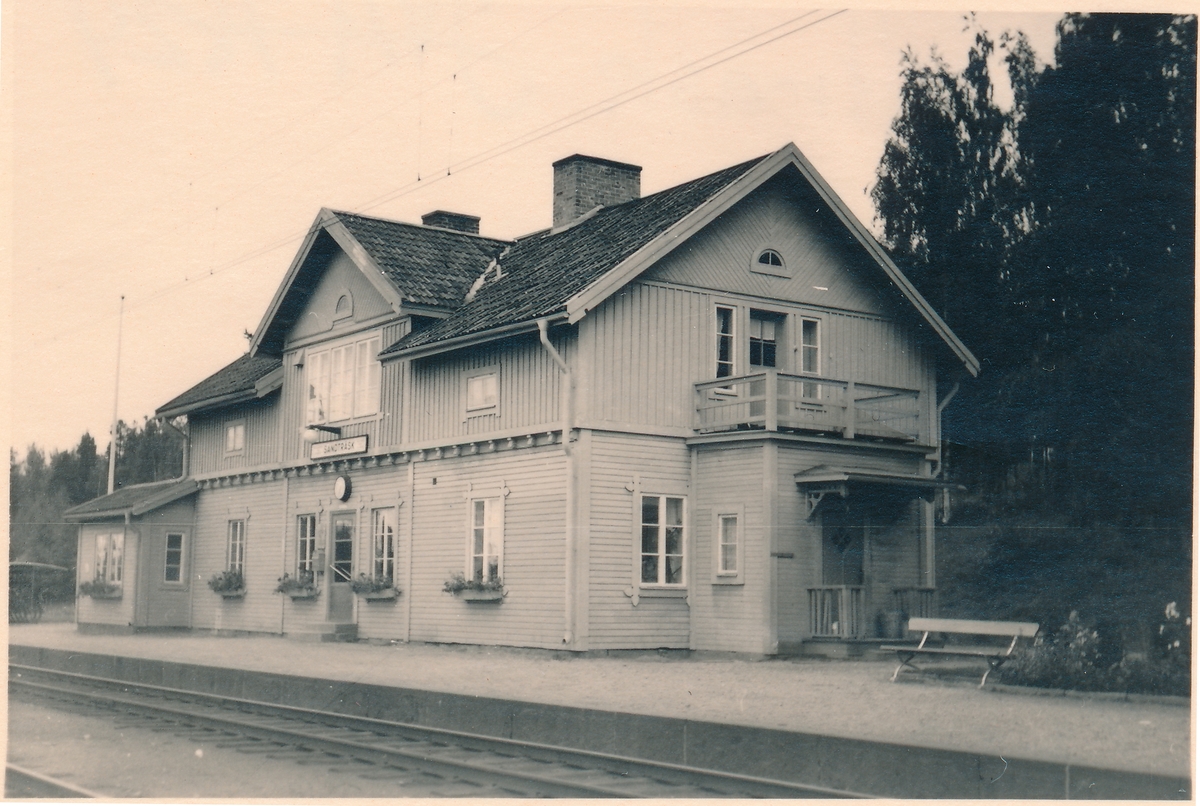Sandträsk station på linjen Boden - Gällivare. Station anlagd 1896. En- och enhalvvånings stationshus i trä, moderniserat 1944. Mekanisk växelförregling.  Järnvägen elektrifierades 1922.