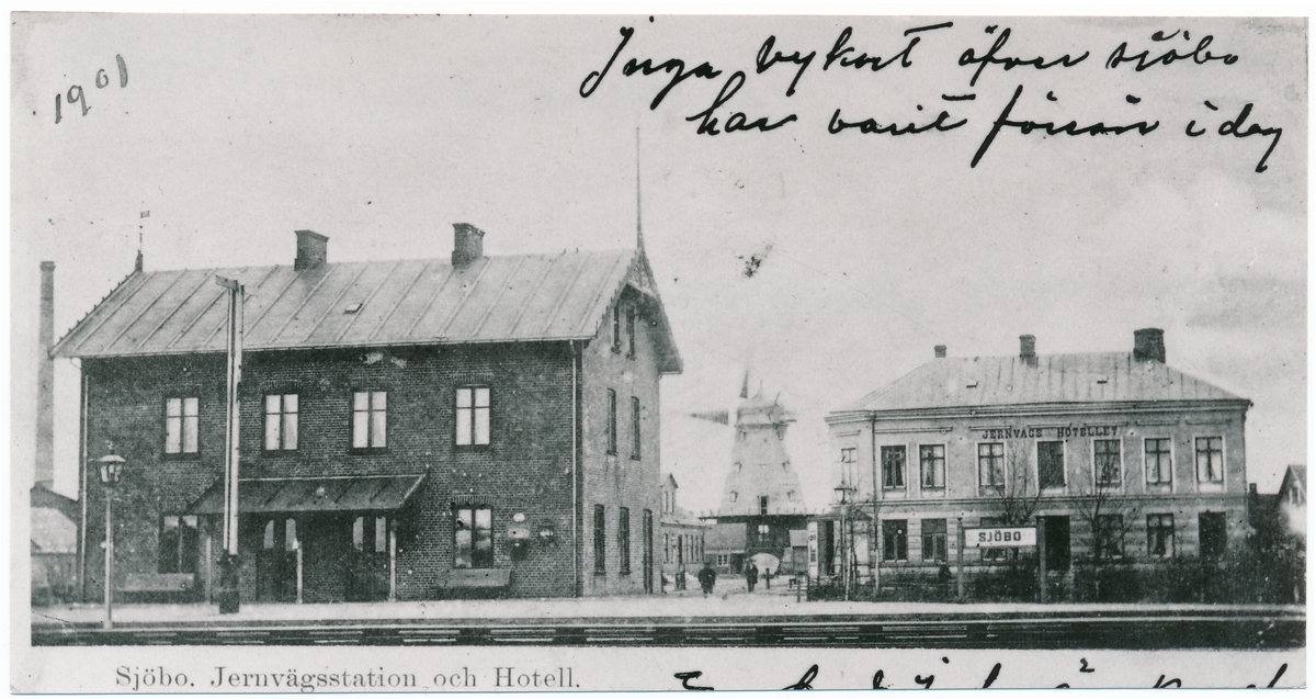 Sjöbo järnvägsstation och hotell med en väderkvarn i bakgrunden