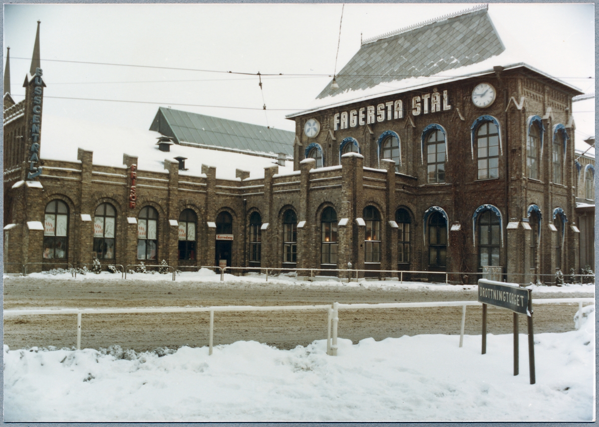 Göteborgs centralstation, exteriör mot Drottningtorget. Skylt med Fagersta stål på fasaden